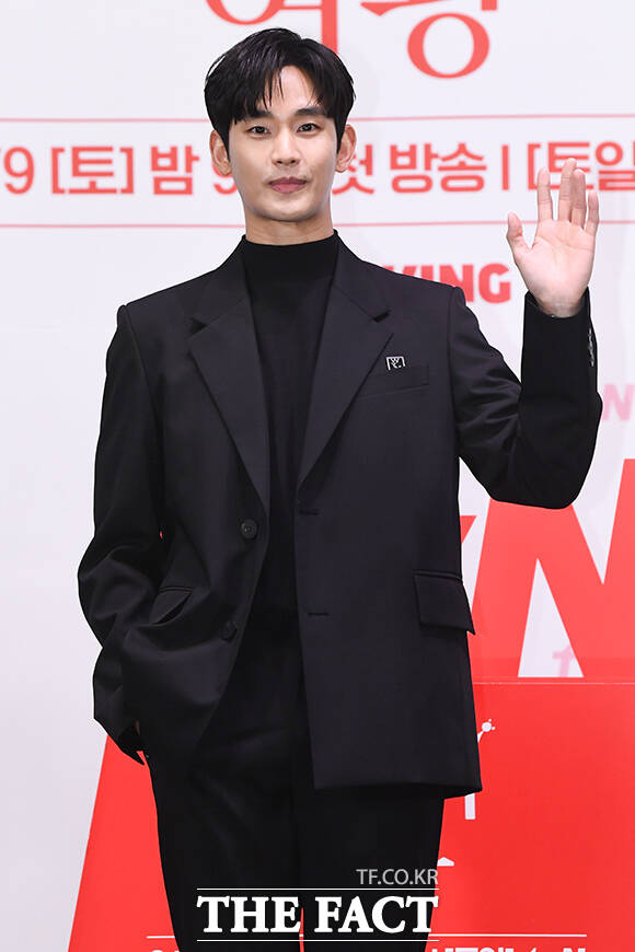 배우 김수현이 故 김새론과 관련된 폭로가 이어지자 다음 주에 입장을 밝히겠다고 전했다. /서예원 기자