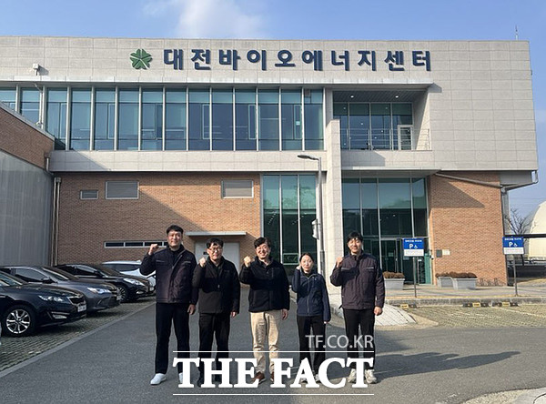대전도시공사가 바이오에너지 센터 폐수처리 장치와 방법에 대한 특허를 취득했다. 사진 왼쪽부터 환경바이오사업소 특허를 발명한 김철규 과장, 이승우 차장, 정구황 소장, 신현주 과장, 서재원 과장./대전도시공사
