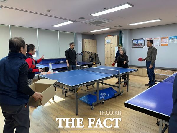 대덕구노인종합복지관은 오는 6월 20일 까지 15주간 상반기 노년사회화교육 평생교육·취미여가 프로그램을 진행한다. 사진은 탁구교실 진행 모습 /대덕구노인종합복지관