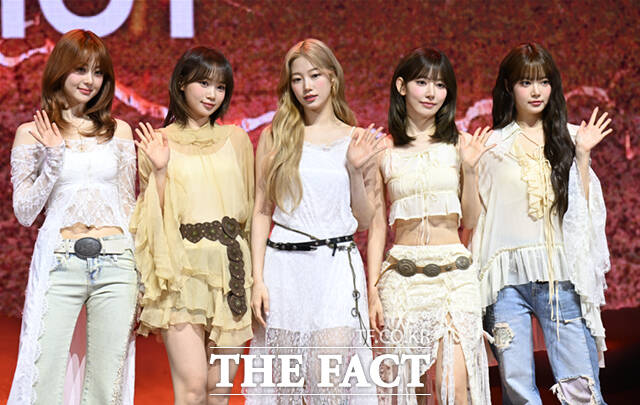 르세라핌 허윤진, 김채원, 카즈하, 사쿠라, 홍은채(왼쪽부터)가 14일 서울 광진구 예스24 라이브홀에서 열린 미니5집 HOT(핫) 발매 기념 미디어 쇼케이스에 참석해 포즈를 취하고 있다. /이새롬 기자