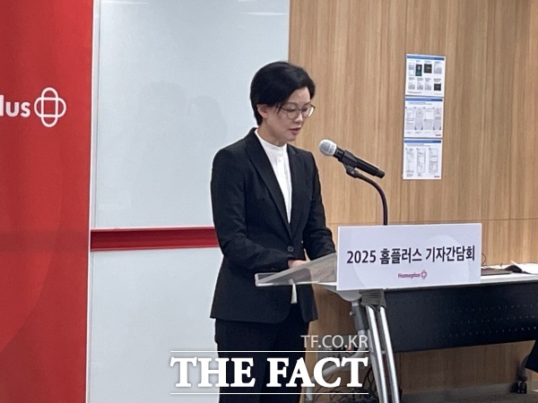조주연 홈플러스 대표가 14일 홈플러스 본사에서 기자회견을 열고 기업회생으로 불편을 겪고 있는 협력사, 입점주, 투자자 등 모든 관계자들에게 사과하고 있다. /문은혜 기자