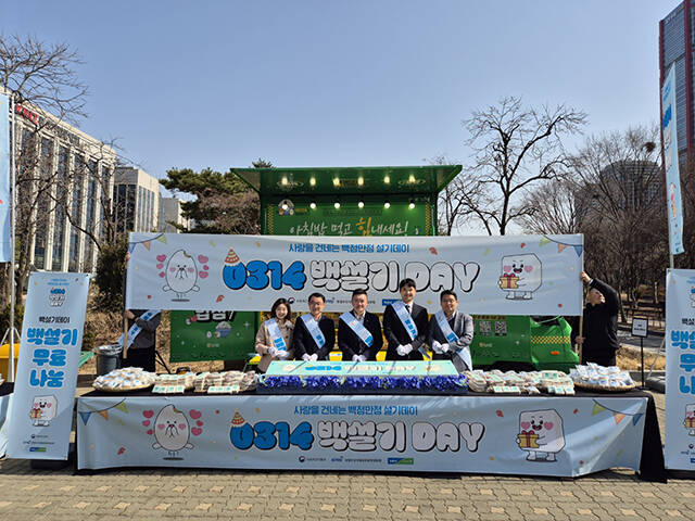 농림축산식품부와 농협은 14일 백설기 데이를 맞아 우리 쌀로 만든 백설기 나눔 행사를 진행했다./농림축산식품