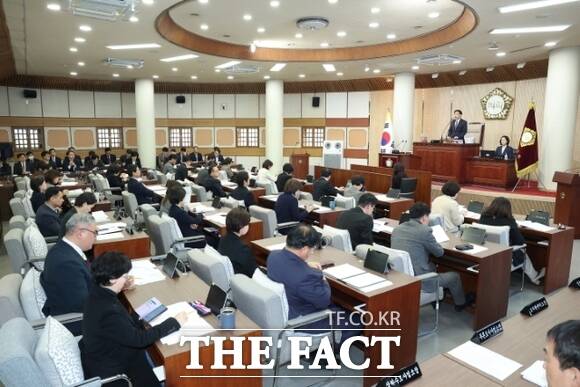 김운남 경기 고양시의회 의장이 14일 제292회 임시회 제1차 본회의에서 경기 고양시의 행정 운영 과정에서 나타난 절차적 문제와 책임 있는 행정의 중요성을 강조하고 있다. /고양시의회