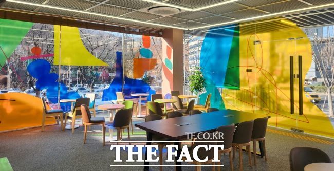 시청 정문 안내실 카페 내부에서 본 소수영 작가 그래픽 아트./광명시