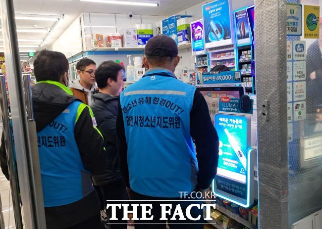 청소년 유해환경 민관합동 특별점검 모습./과천시