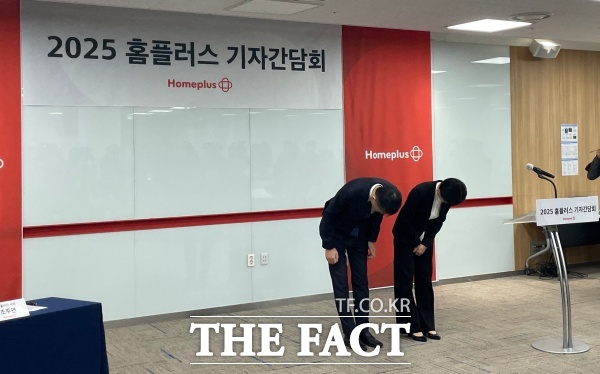 김광일 홈플러스 부회장과 조주연 홈플러스 대표가 14일 홈플러스 본사에서 기자회견을 열고 기업회생으로 불편을 겪고 있는 협력사, 입점주, 투자자 등 모든 관계자들에게 사과하고 있다. /문은혜 기자