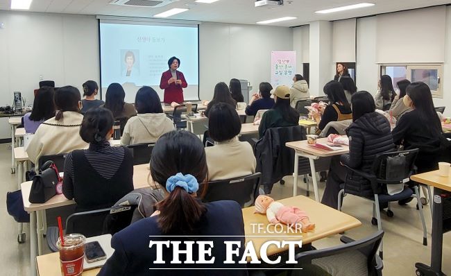 출산 준비 교실에서 신계용 시장이 인사말을 하고 있다./과천시