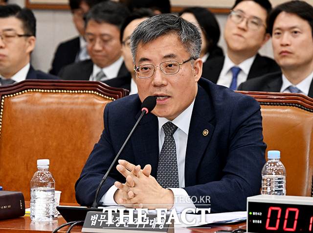 지난달 28일 국회에서 정부로 넘어온 명태균 특검법안에 법무부도 재의를 요구했다. 김석우 법무부 장관 직무대행이 12일 오후 서울 여의도 국회에서 열린 법제사법위원회 전체회의에 참석해 질의에 답변을 하고 있다./배정한 기자