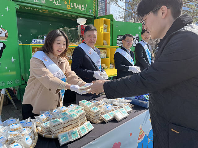 농림축산식품부와 농협은 14일 백설기 데이를 맞아 우리 쌀로 만든 백설기 나눔 행사를 진행했다./농림축산식품부