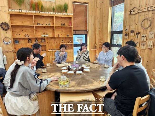 향기 숲 산림치유 프로그램 참가자들 모습./시흥시 산림복지센터