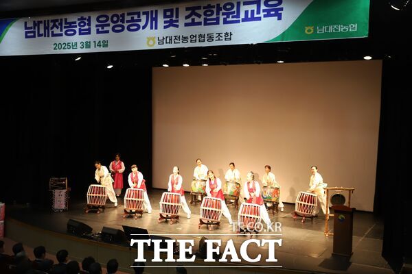 남대전농협은 14일 관저문예회관에서 오전과 오후 두 차례에 걸쳐 2024년 농협 사업과 결산을 조합원에게 보고하는 운영공개회를 개최했다. 장기를 가진 조합원이 직접 만들어 가는 무대를 만들어 조합원들로부터 큰 호응을 얻었다./농협대전지역본부