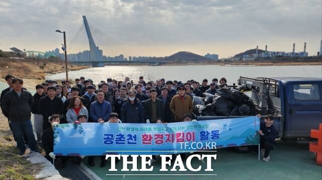 인천환경공단 직원 및 자원봉사자가 공촌천 하천 가꾸기 환경정화활동을 진행했다./인천환경공단