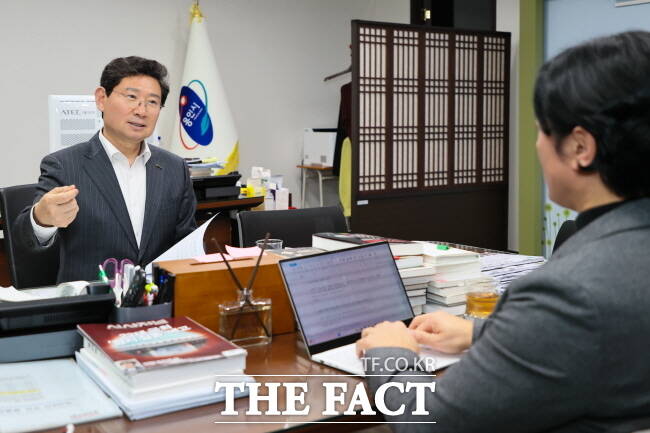 이상일 용인시장이 지난 14일 용인시청 시장실에서 <더팩트>와 인터뷰를 하고 있다./용인시