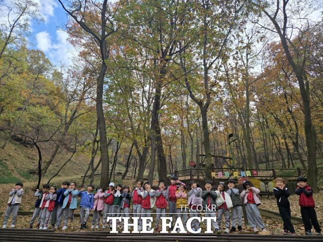 어린이들이 조남숲에서 체험 프로그램을 즐기는 모습./시흥시
