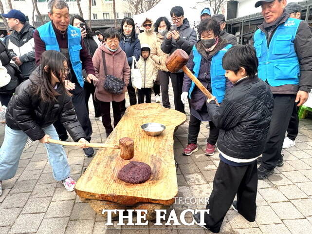 어린이 관람객들이 16일 산성시장 문화공원에서 열린 ‘사백 년 인절미 축제’에서 떡매를 치고 있다. /공주시