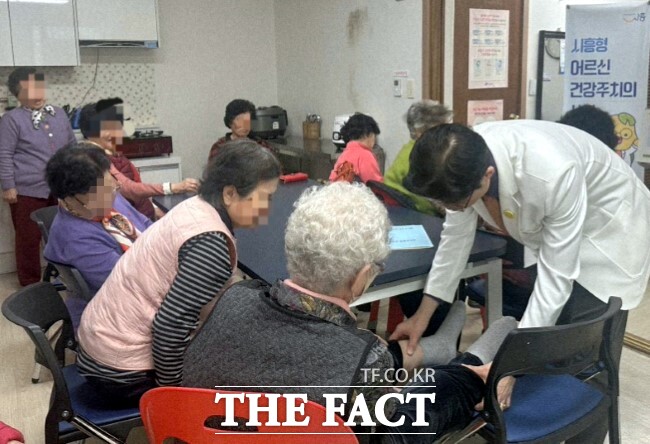 찾아가는 시흥형 어르신 건강주치의 사업 진행 모습./시흥시보건소
