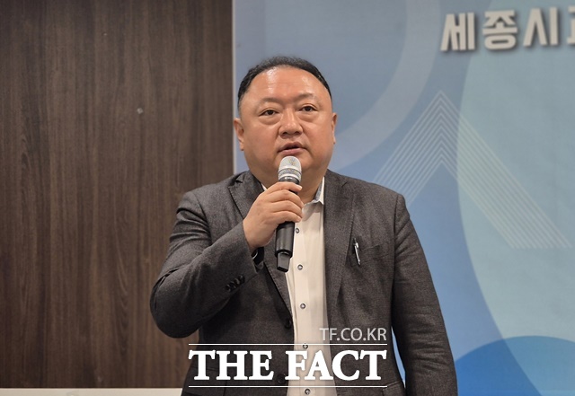 최호열 세종시교육청 감사관이 17일 시교육청 기자회견에서 기자들의 질문에 답을 하고 있다. /김형중 기자