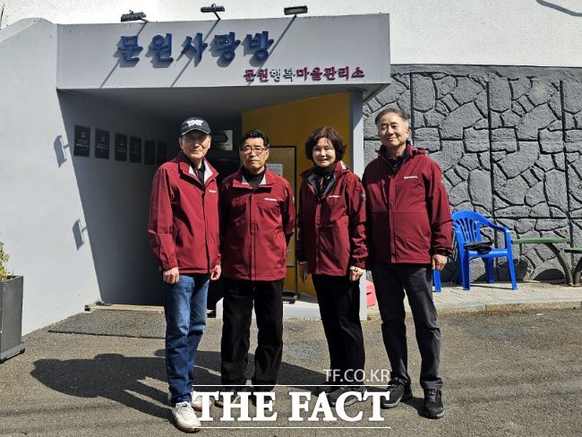 위급 독거노인을 구한 문원행복마을관리소 지킴이들. 왼쪽부터 강용욱, 서동석, 이향배, 승천배 씨 /과천시