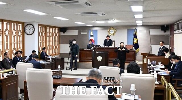 대구시 군위군의회는 17일부터 이틀간 일정으로 제289회 임시회를 열고 원포인트 추가경정예산안과 7건의 조례안 등을 처리할 예정이다. /군위군의회