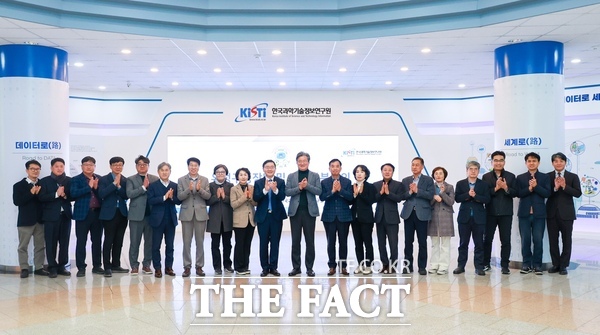 정용래 유성구청장(가운데)과 간부공무원은 17일 한국과학기술정보연구원을 방문했다./대전 유성구