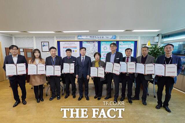 17일 충남 아산시 5급 이상 간부 공무원들이 2025년 직무성과 계약을 체결한 후 기념 촬영을 하고 있다. /아산시