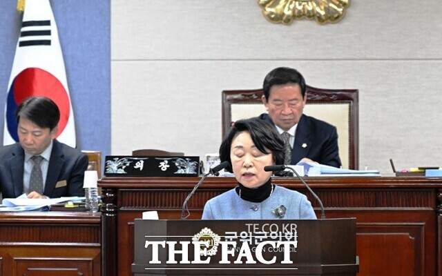 대구광역시 군위군 농업 외국인 근로자 지원에 관한 조례안을 대표발의한 홍복순 의원이 제안설명을 하고 있다. /군위군의회