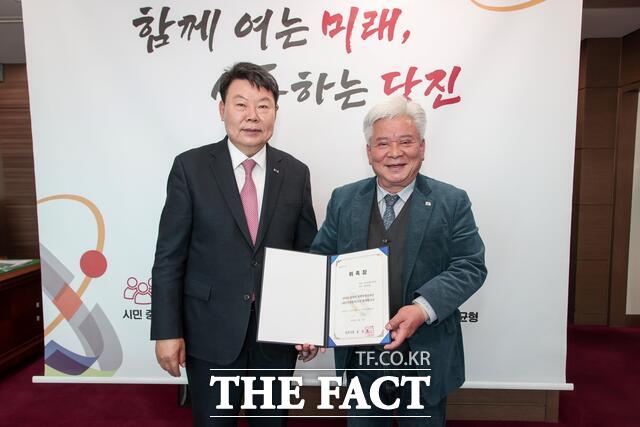 당진시는 17일 김주회 대전대학교 대학원 교수를 재난 안전 분야 정책 특별보좌관으로 위촉했다. /당진시