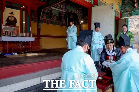 지난 14일 행주대첩 승전지인 행주산성에서 안동권씨 대종회, 권율부대, 고양시 유림, 일반시민 등 200여 명이 참석한 가운데 제432주년 행주대첩제를 봉행되고 있다./고양시