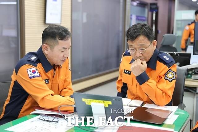 제19대 충남소방본부장에 취임한 성호선 소방감이 17일 119종합상황실에서 현장 대응 태세를 점검하고 있다. /충남도소방본부