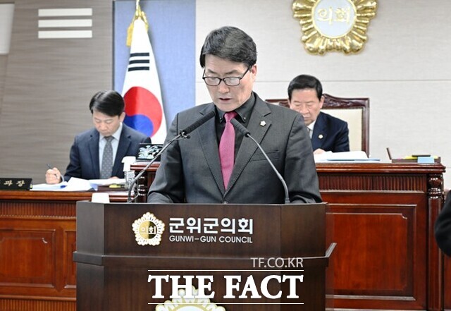 군부대 유치 특별위원회 위원장을 맡은 박수현 의원이 5분 자유발언을 하고 있다. /군위군의회