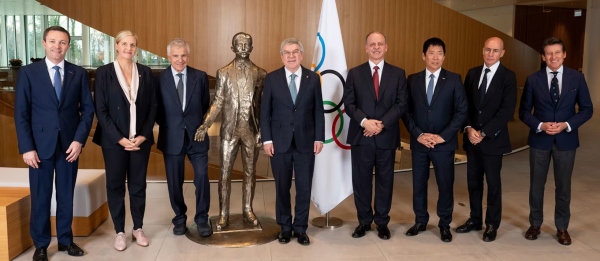 차기 IOC위원장 후보들이 토마스 바흐 현 위원장(가운데)과 함께 포즈를 취했다. 왼쪽부터 라파르티앙, 커벤트리, 사마란치 주니어, 쿠베르탱 동상, 바흐, 엘리아쉬, 와타나베, 후세인, 코 후보. / IOC 홈페이지