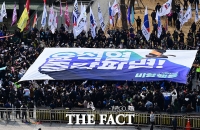  광화문 광장에 펼쳐진 '윤석열 즉각파면' 대형현수막 [포토]