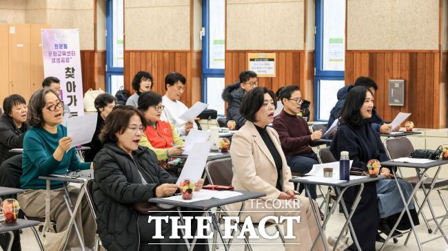 원문동 문화교육센터에서 강좌에 참여한 신계용 시장(앞줄 가운데) /과천시