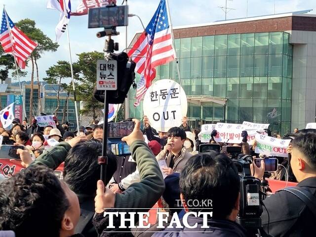 보수단체 회원들은 18일 경북대에서 한동훈 전 대표의 대구 강연을 규탄하며 시위을 벌였다. /박병선 기자