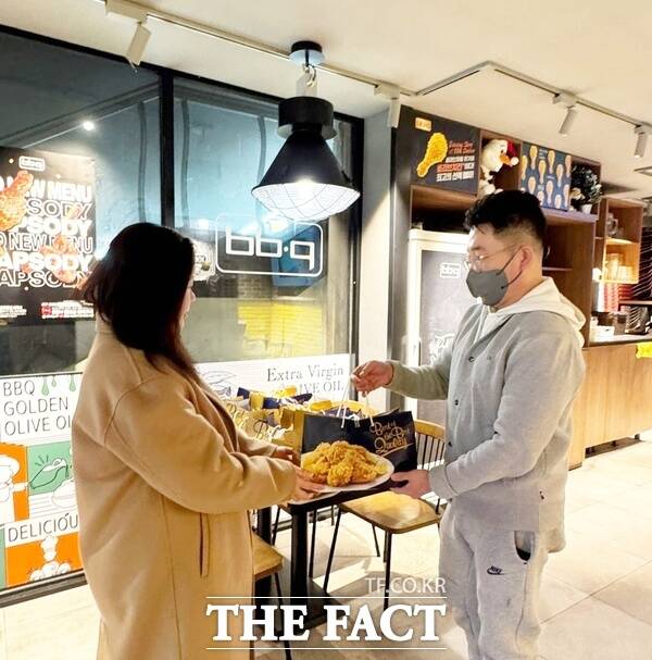 BBQ치킨 대전둔산점이 18일 저소득 가정 후원을 위한 치킨을 대전 서구 둔산1동에 기탁했다. BBQ치킨 둔산점은 매월 10마리의 치킨을 후원해 총 60마리의 치킨을 기부하고 있다. /대전 서구