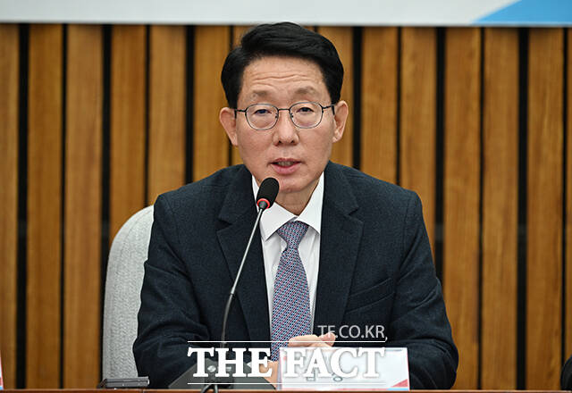 김상훈 국민의힘 정책위의장이 18일 국회에서 기자들과 만나 연금특위 구성은 전통적으로 합의 처리가 원칙이라고 강조했다. /박헌우 기자