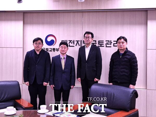 정학수 대전지방조달청장이 18일 대전지방국토관리청을 방문해 지역 경제 활성화를 위한 조달사업 신속집행 협력 방안을 논의했다./대전지방조달청