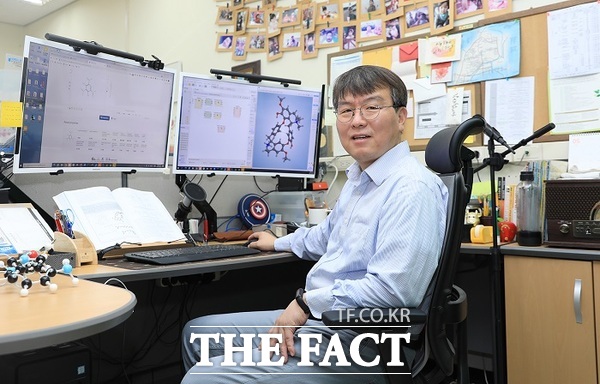 이성광 한남대학교 화학과 교수(학과장)가 AI최신 기술을 활용해 화학과 홍보곡을 작곡했다./한남대학교