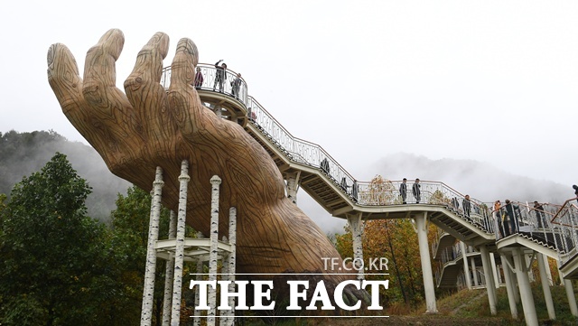 거창군 산림레포츠파크 트리탑 라이트핸드 전망대 모습. /거창군