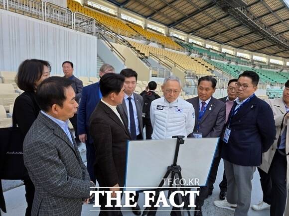 김동근 경기 의정부시장(왼쪽 3번째)가 지난 15일 종합운동장을 찾은 유인촌 문화체육부장관(왼쪽 5번째)에게 ‘레저스포츠타운 조성사업’에 대한 현황을 브리핑하고 있다./의정부시
