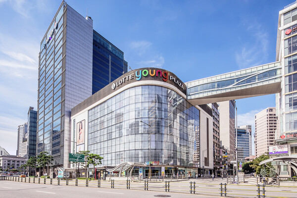 롯데백화점이 오는 4월부터 본점 영플라자 전면 개보수 공사에 돌입한다. /롯데백화점