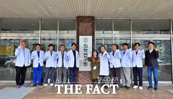 충남대학교가 18일 의과대학에서 의과대학 소속의 5개 학문중심연구소를 통합한 의학연구원을 출범하고 현판식을 열었다./충남대학교