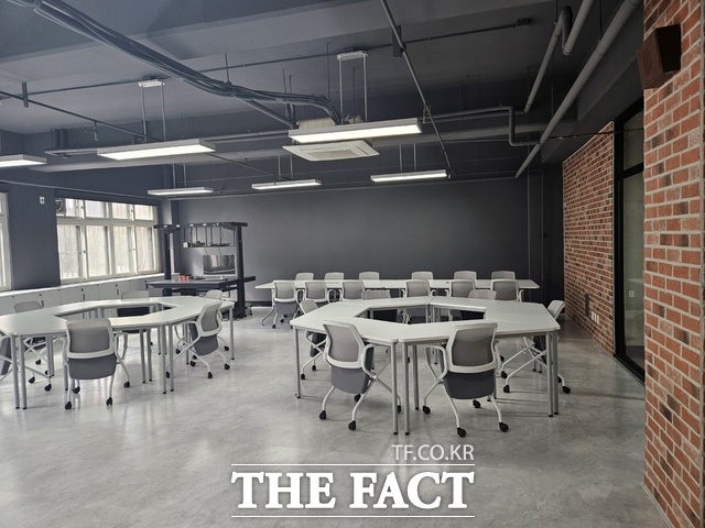 국립한밭대가 신규 구축한 액티브 러닝 전용 강의실 전경. /한밭대