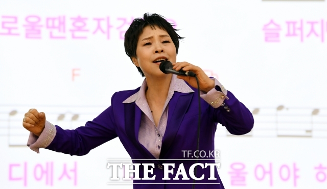 박미현은 대한민국 가요교실 3대 천왕(박미현 김성기 송광호) 중에서도 으뜸으로 꼽히는 스타강사다. 사진은 서울 서남부농협대강당에서 가요 교실을 진행하고 있는 박미현. /임영무 기자