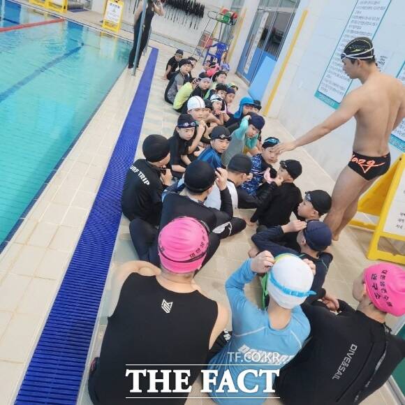 세종시교육청 학교지원본부가 관내 초등학생을 대상으로 2025학년도 초등생존수영교육을 운영하기로 했다. /세종시교육청