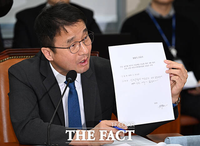 한병도 더불어민주당 의원이 마은혁 헌법재판관 후보자 임명을 보류하고 있는 최상목 대통령 권한대행 부총리 겸 기획재정부 장관을 겨냥해 법을 따르는 것이 아니라 스스로 정치를 하고 있다고 비판했다. /박헌우 기자