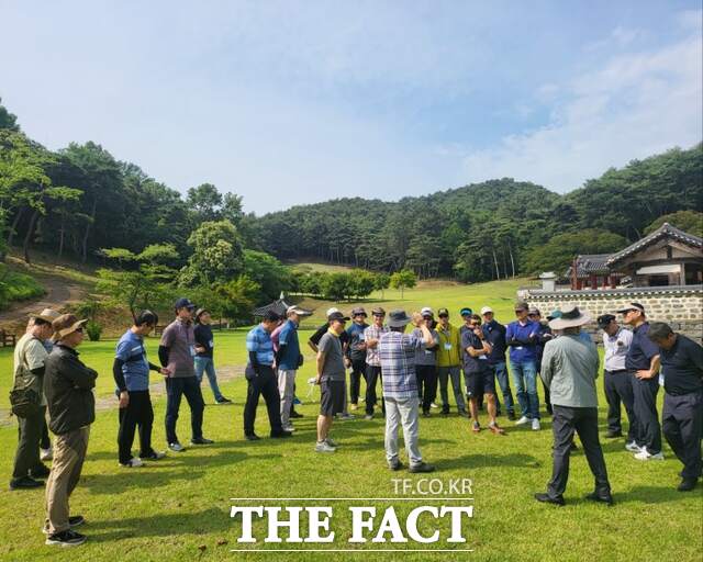 서천시티투어를 통해 관광객들이 문헌서원을 방문하고 있다. /서천군