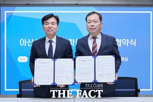 19일 조일교 아산시장 권한대행(왼쪽)과 이종규 충남산학융합원장이 충남산학융합원 아산시센터 설립을 위한 업무협약(MOU)을 체결하고 기념 촬영을 하고 있다. /아산시