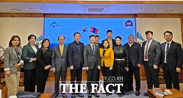 세종시가 20일 시청 세종실에서몽골 울란바토르시 대표단과 만나 교육 분야 협력 강화 방안 등을 논의했다. 사진은 왼쪽 6번째부터 김하균 행정부시장, 에네비시 졸론히식트 몽골 교육부 교사교육청 학생개발부장, 바야르툴가 셈지드마 울란바토르시의회 의원 등이 20일 시청 세종실에서 단체 기념촬영을 하고 있다. /세종시