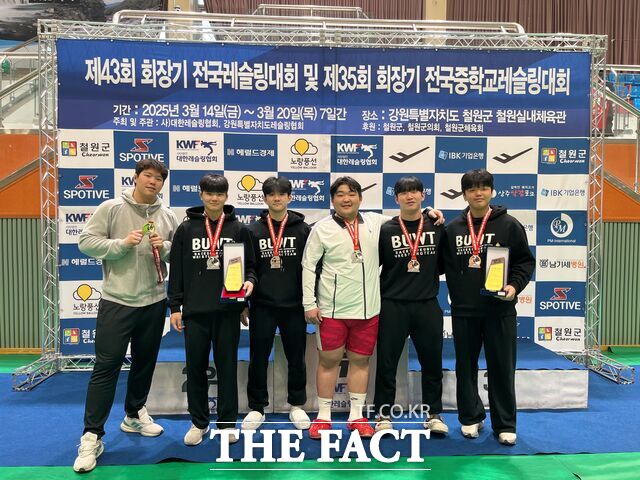 제43회 회장기 전국레슬링대회에서 수상한 백석대 레슬링팀 선수들이 기념 촬영을 하고 있다. 왼쪽부터 장배준, 조지호, 이세현, 진준, 윤석민, 김휘찬 선수. /백석대